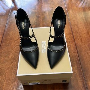 Michael Michael Kors black pumps.